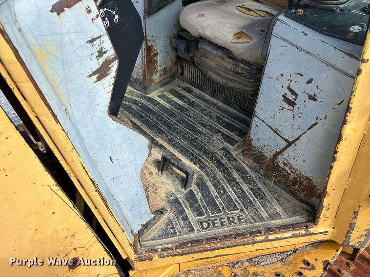 image for item YA4589 2001 John Deere 700H dozer