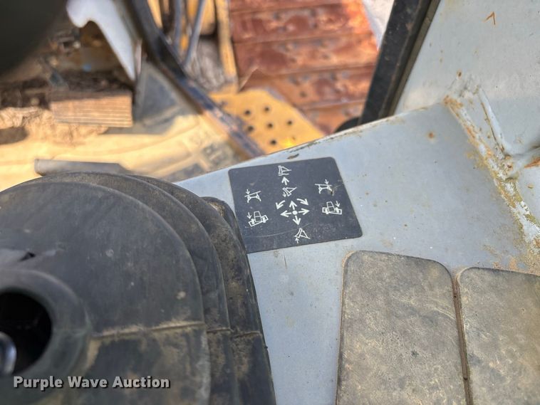 image for item YA4589 2001 John Deere 700H dozer
