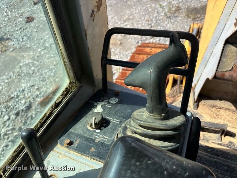 image for item YA4589 2001 John Deere 700H dozer