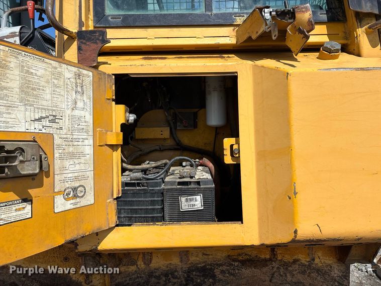 image for item YA4589 2001 John Deere 700H dozer
