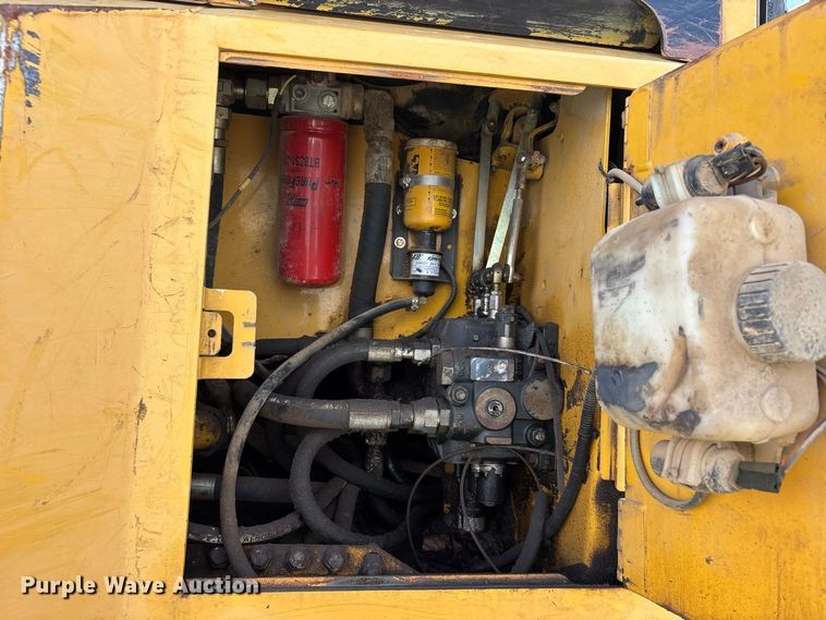 image for item YA4589 2001 John Deere 700H dozer
