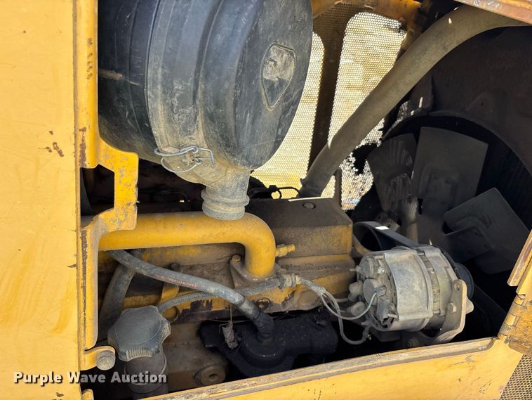 image for item YA4589 2001 John Deere 700H dozer
