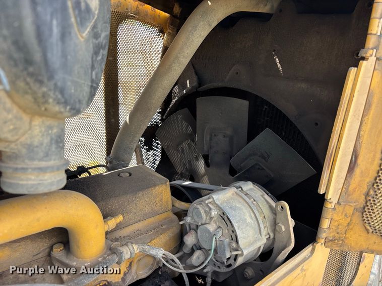 image for item YA4589 2001 John Deere 700H dozer