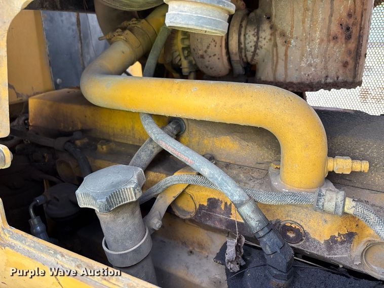 image for item YA4589 2001 John Deere 700H dozer