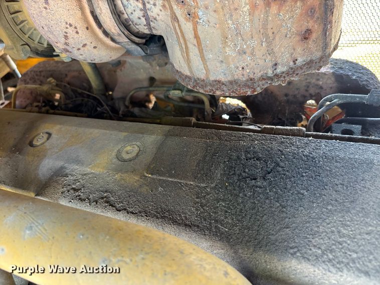 image for item YA4589 2001 John Deere 700H dozer