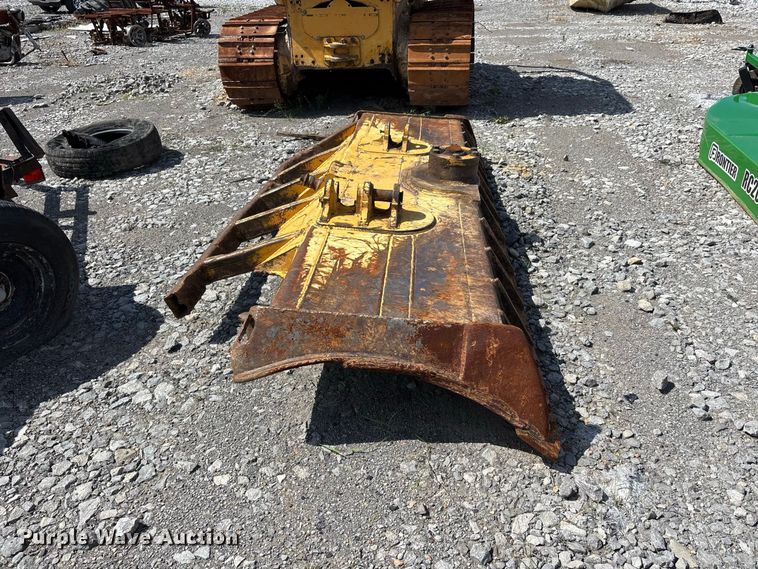 image for item YA4589 2001 John Deere 700H dozer
