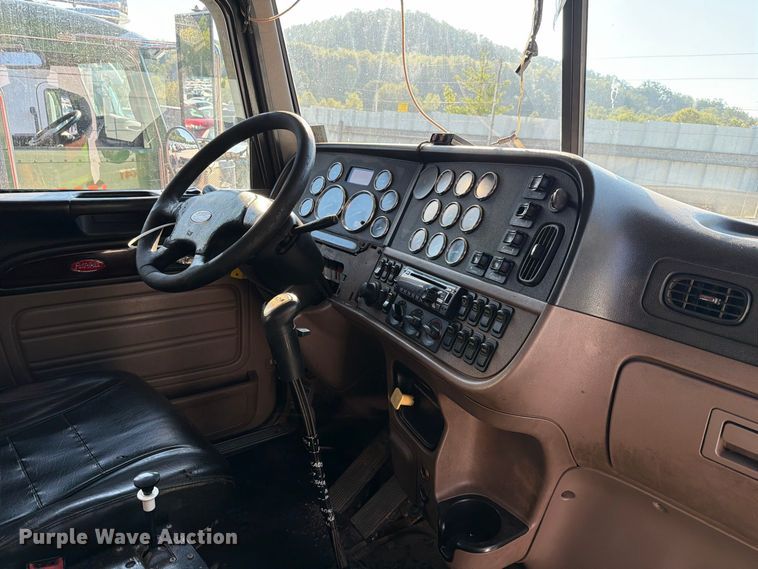 image for item YA4711 2014 Peterbilt 388 dump truck