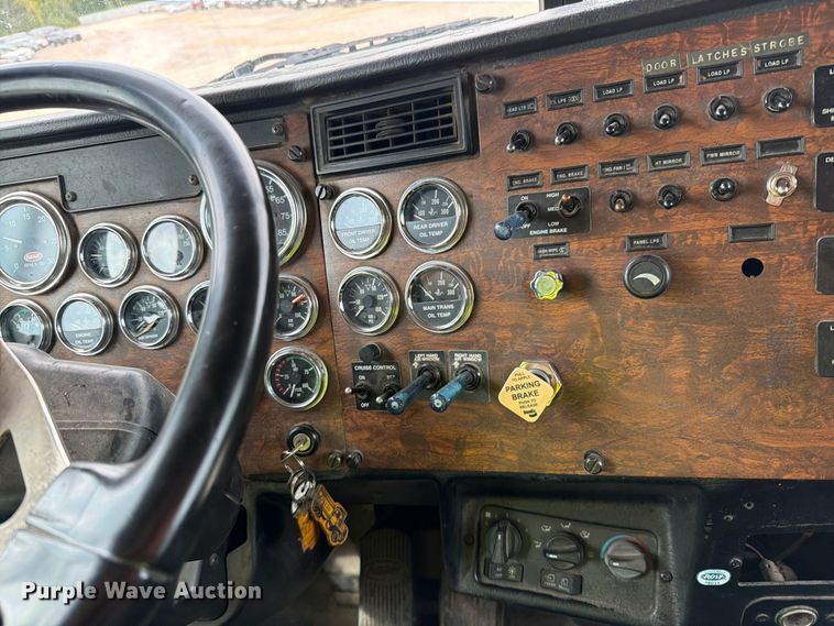 image for item YA4717 2000 Peterbilt 378 rock slinger truck