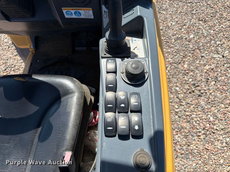 image for item YA4901 2022 Vermeer ATX850 compact wheel loader