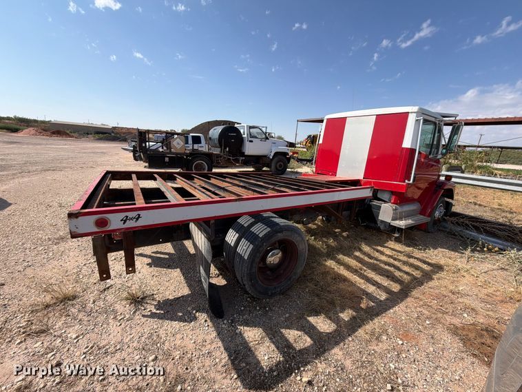 image for item DV8610 1994 Freightliner FL60 flatbed truck