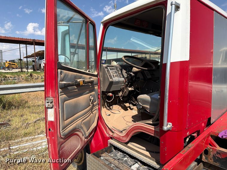 image for item DV8610 1994 Freightliner FL60 flatbed truck