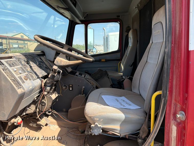 image for item DV8610 1994 Freightliner FL60 flatbed truck