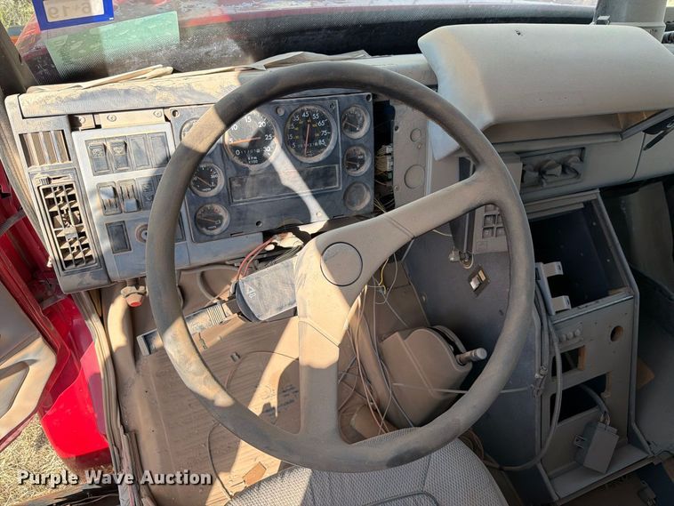 image for item DV8610 1994 Freightliner FL60 flatbed truck