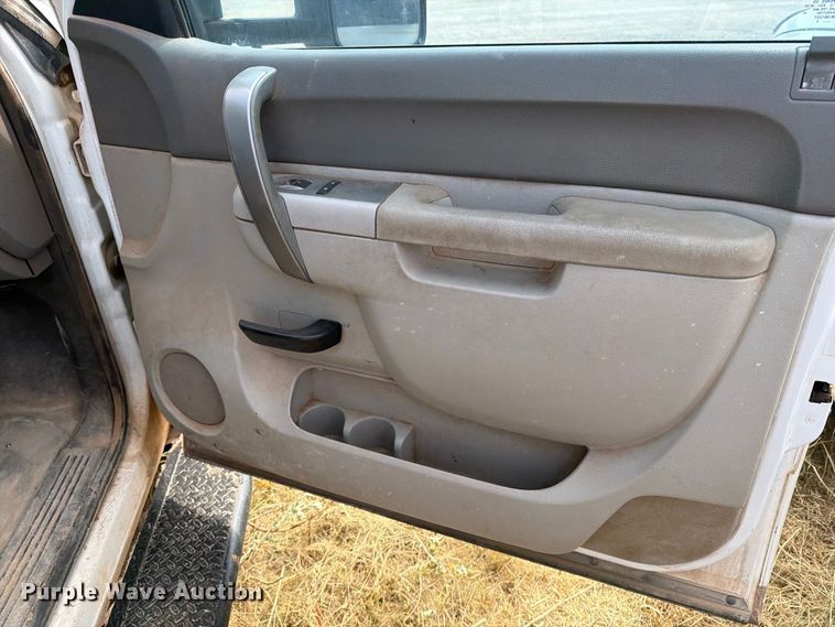 image for item DV8613 2013 Chevrolet Silverado 2500 Ext. Cab pickup truck