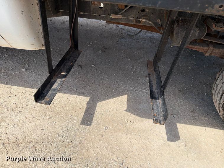 image for item DV8614 2009 Ford F350 Super Duty Crew Cab flatbed pickup truck