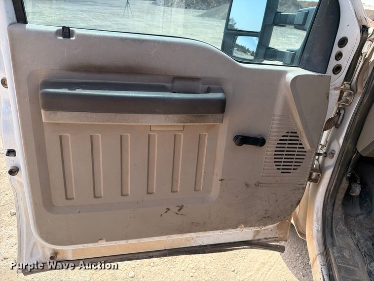 image for item DV8614 2009 Ford F350 Super Duty Crew Cab flatbed pickup truck