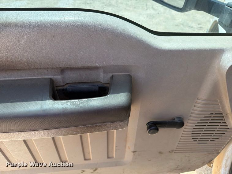 image for item DV8614 2009 Ford F350 Super Duty Crew Cab flatbed pickup truck