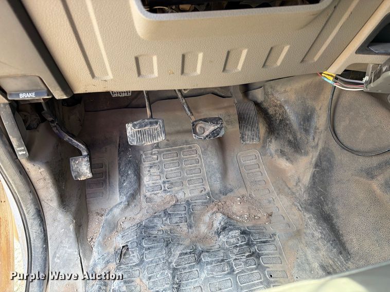image for item DV8614 2009 Ford F350 Super Duty Crew Cab flatbed pickup truck