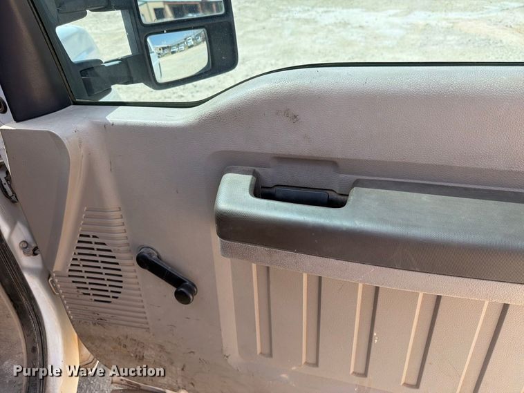 image for item DV8614 2009 Ford F350 Super Duty Crew Cab flatbed pickup truck