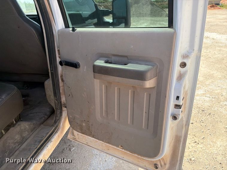 image for item DV8614 2009 Ford F350 Super Duty Crew Cab flatbed pickup truck