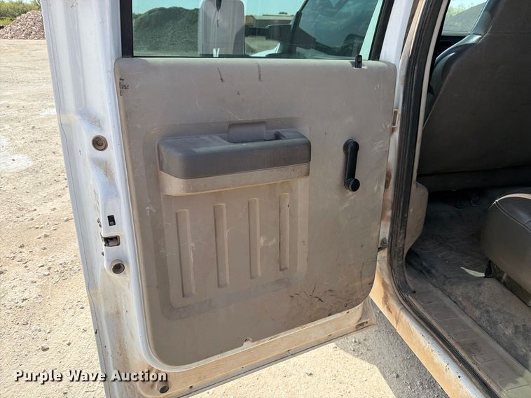 image for item DV8614 2009 Ford F350 Super Duty Crew Cab flatbed pickup truck