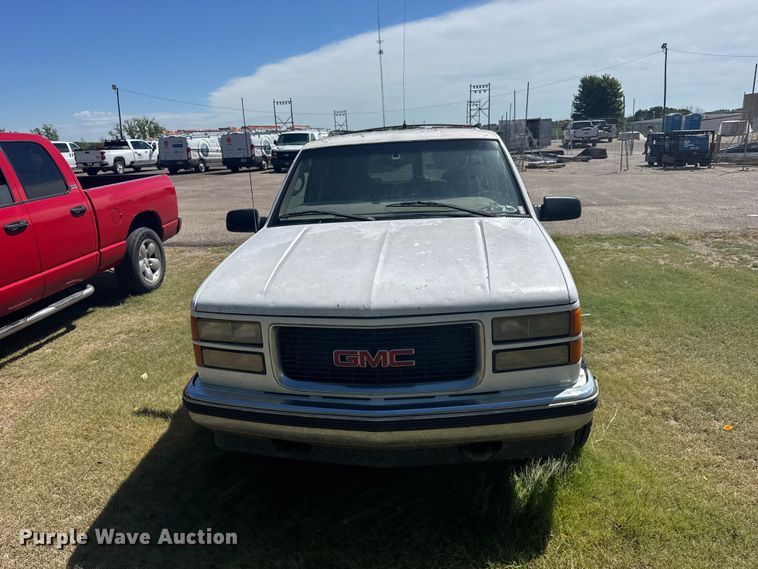 image for item DY3243 1999 GMC Suburban SUV