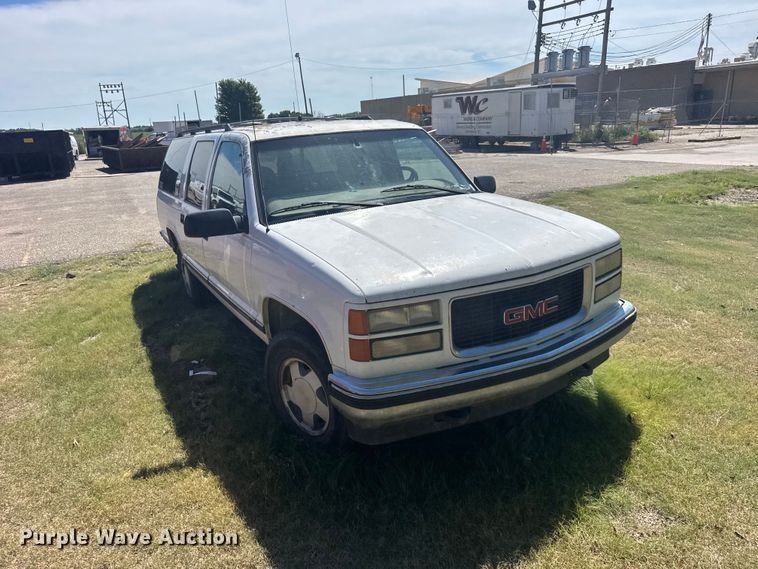 image for item DY3243 1999 GMC Suburban SUV