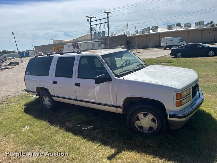 image for item DY3243 1999 GMC Suburban SUV