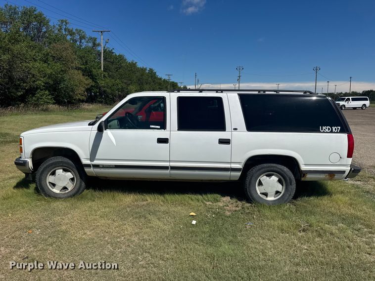 image for item DY3243 1999 GMC Suburban SUV