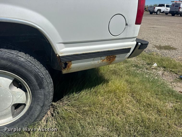 image for item DY3243 1999 GMC Suburban SUV