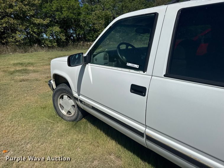 image for item DY3243 1999 GMC Suburban SUV