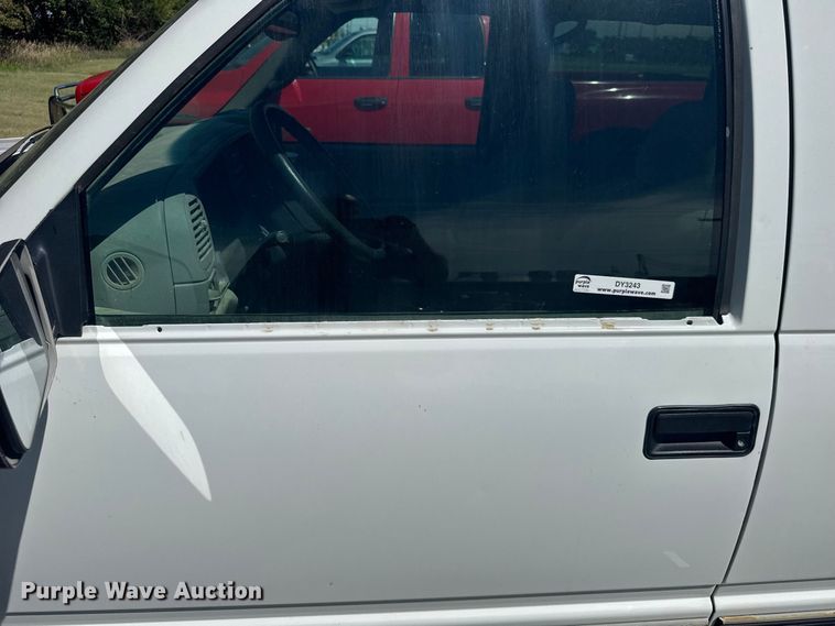 image for item DY3243 1999 GMC Suburban SUV