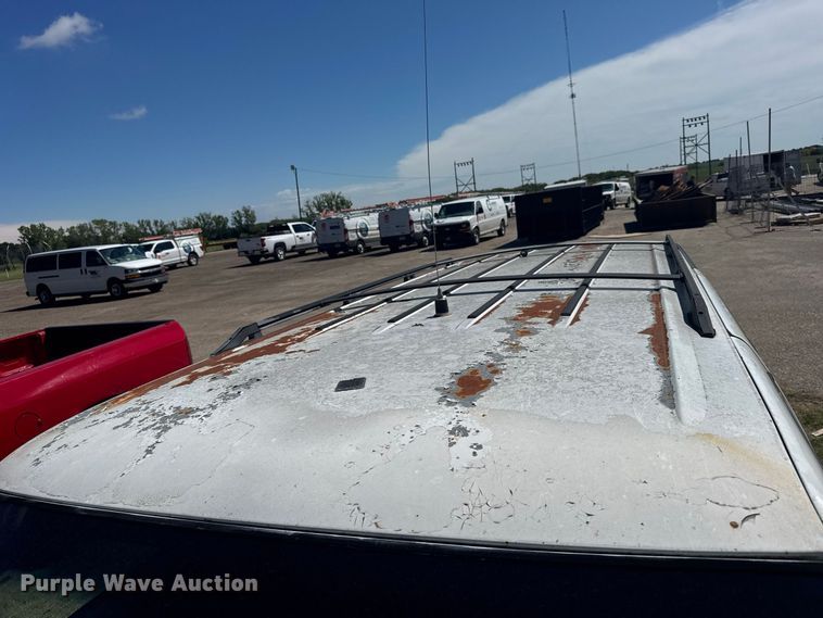 image for item DY3243 1999 GMC Suburban SUV