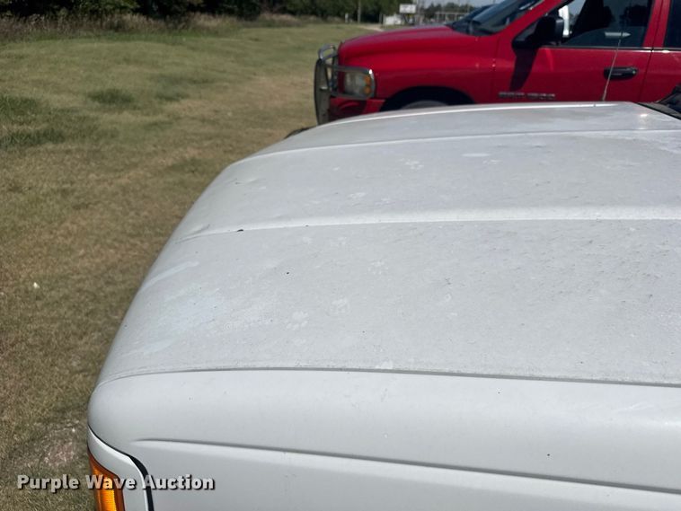 image for item DY3243 1999 GMC Suburban SUV