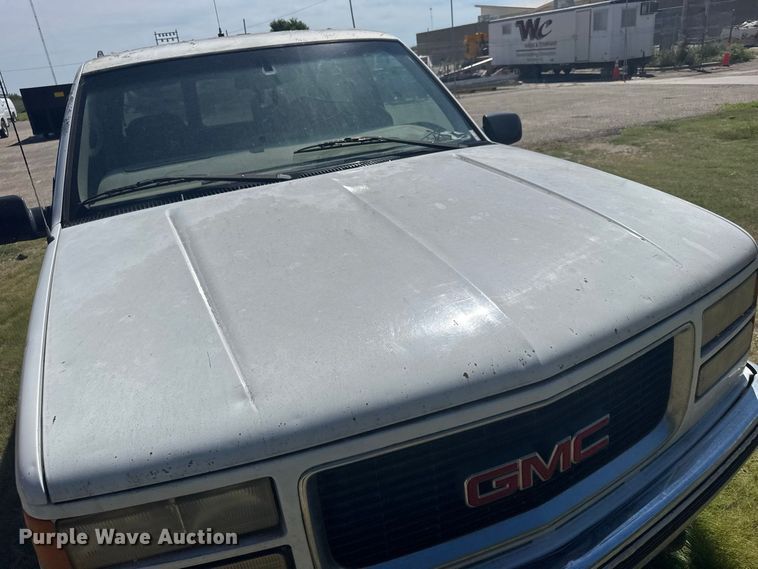 image for item DY3243 1999 GMC Suburban SUV