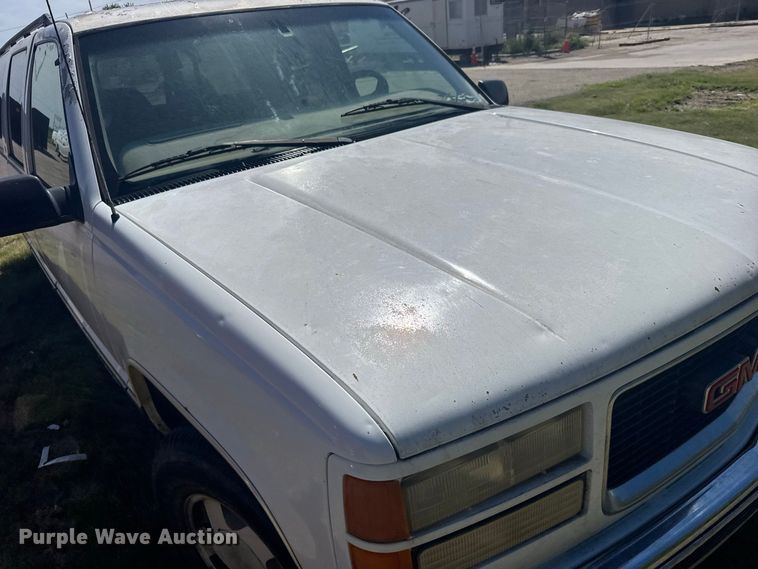 image for item DY3243 1999 GMC Suburban SUV