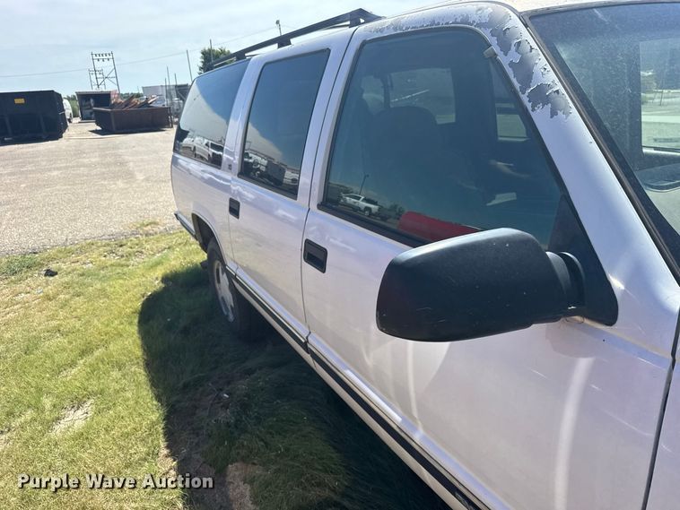 image for item DY3243 1999 GMC Suburban SUV
