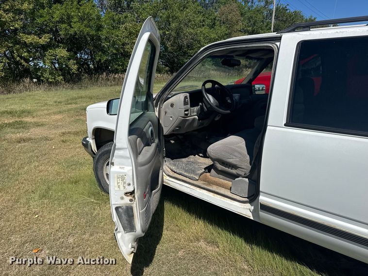 image for item DY3243 1999 GMC Suburban SUV