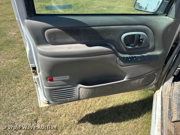 image for item DY3243 1999 GMC Suburban SUV