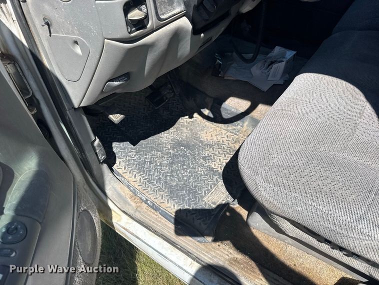 image for item DY3243 1999 GMC Suburban SUV