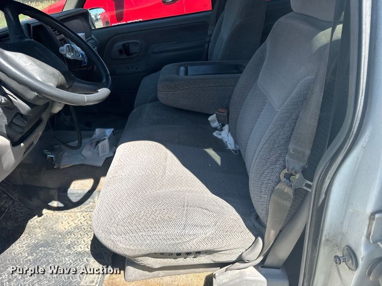 image for item DY3243 1999 GMC Suburban SUV