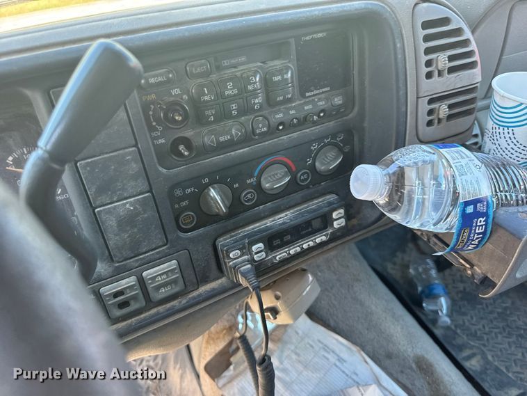 image for item DY3243 1999 GMC Suburban SUV