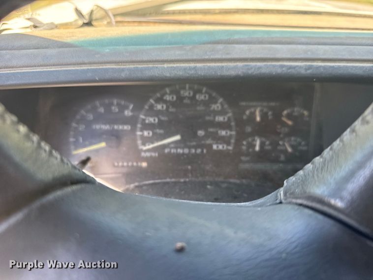 image for item DY3243 1999 GMC Suburban SUV