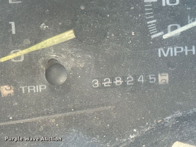 image for item DY3243 1999 GMC Suburban SUV