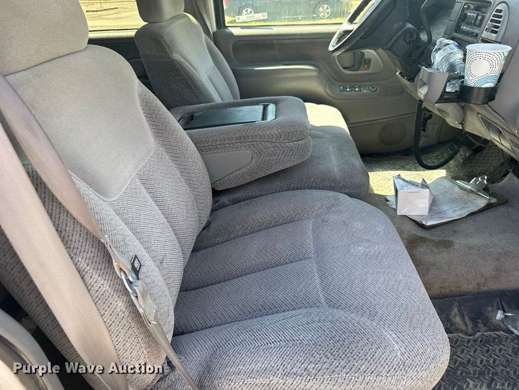 image for item DY3243 1999 GMC Suburban SUV