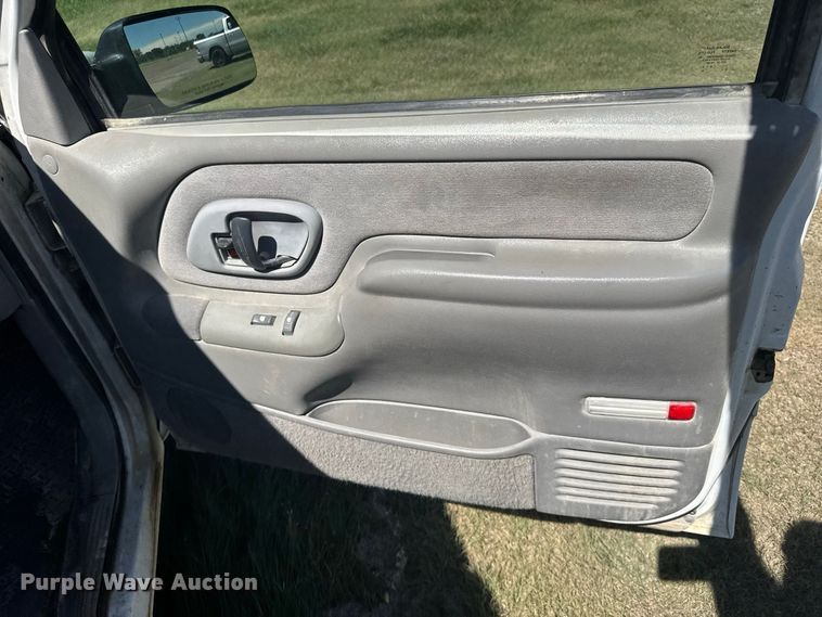 image for item DY3243 1999 GMC Suburban SUV
