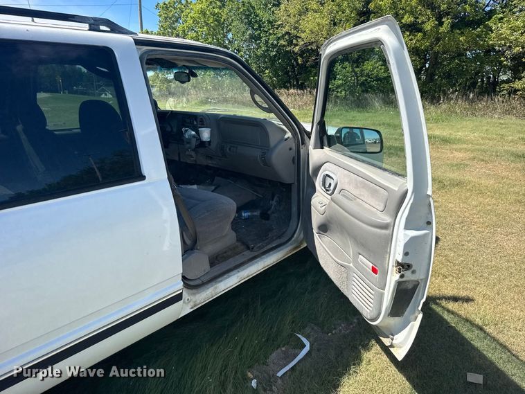 image for item DY3243 1999 GMC Suburban SUV