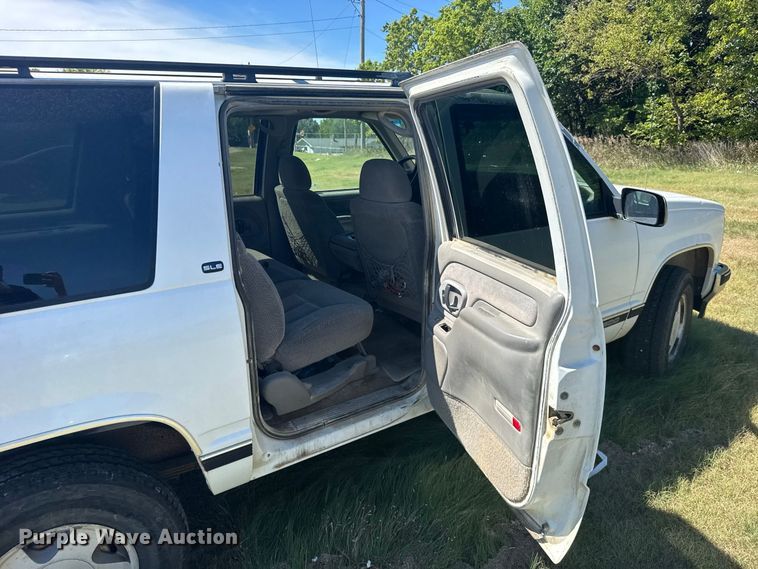 image for item DY3243 1999 GMC Suburban SUV