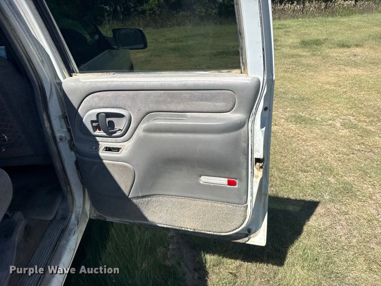 image for item DY3243 1999 GMC Suburban SUV