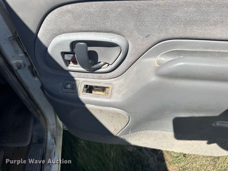 image for item DY3243 1999 GMC Suburban SUV